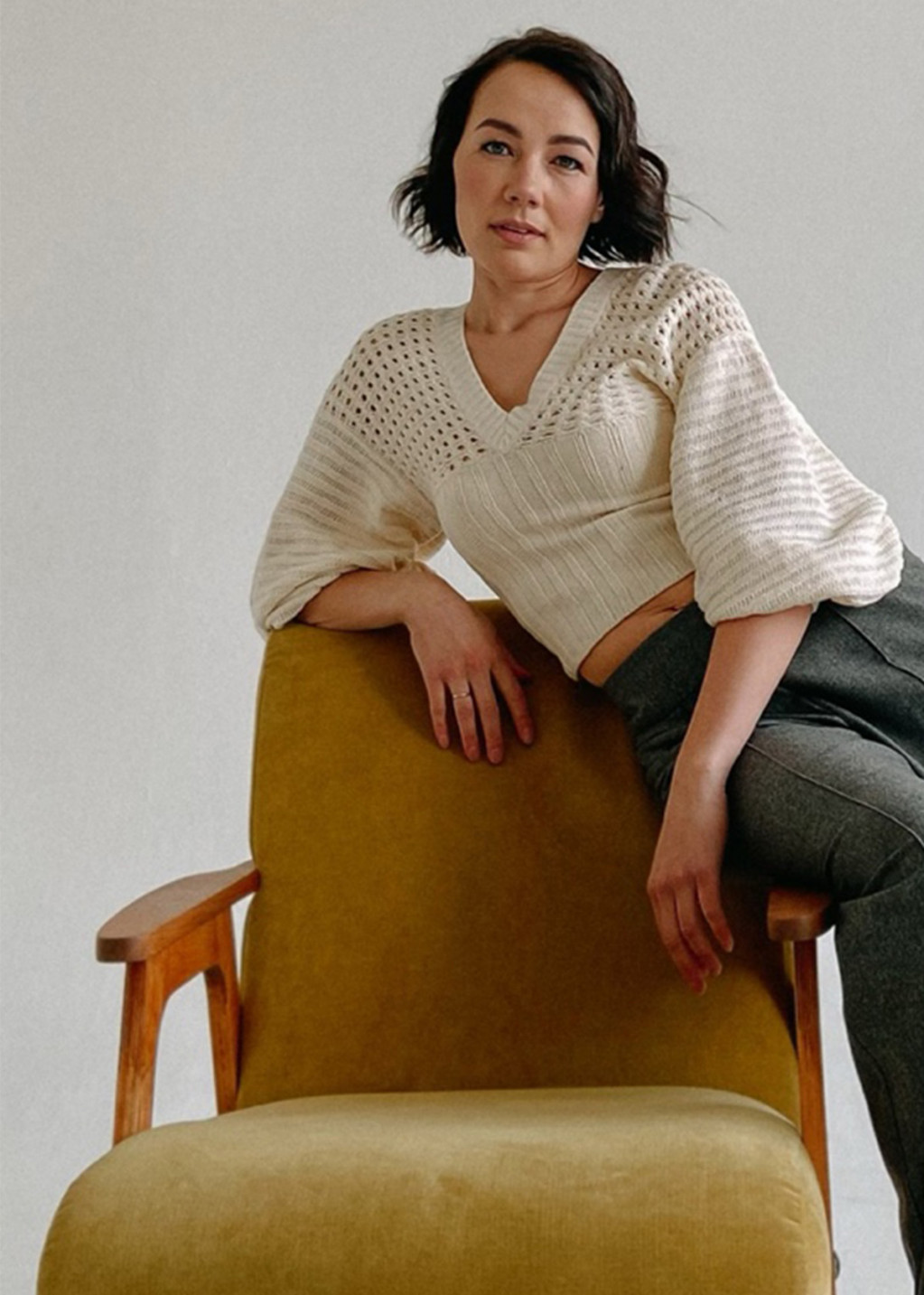 Пуловер ручной вязки в V-образным вырезом
